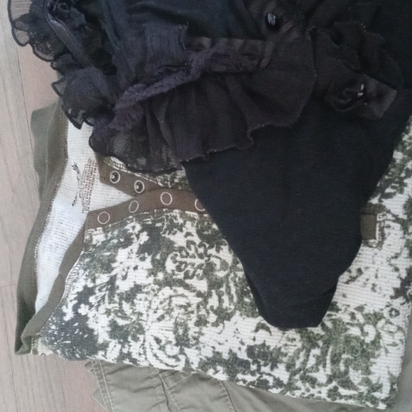 3 items. 1Dkny cargo capris what a deal sz 12.green henly top.blank top - Picture 15 of 15